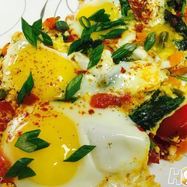 Рецепт Яичницы с овощами и капустой кале