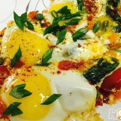 Яичница с овощами и капустой кале