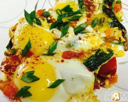 Яичница с овощами и капустой кале