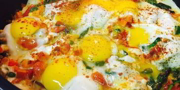 яичница с овощами и капустой кале