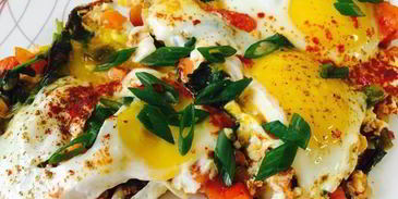 яичница с овощами и капустой кале