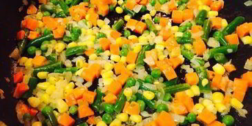 яичница с овощами и капустой кале