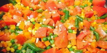 яичница с овощами и капустой кале