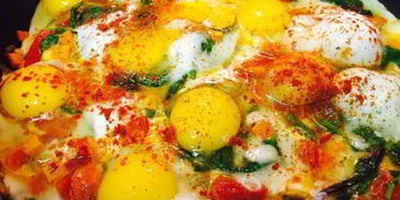 яичница с овощами и капустой кале