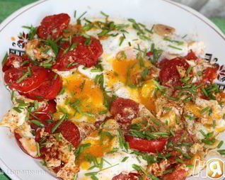 Яичница с помидорами и чесноком