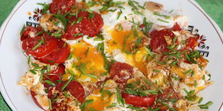 Рецепт яичницы с помидорами и чесноком