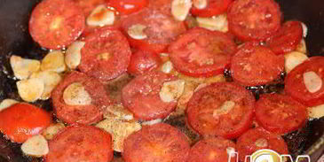яичница с помидорами и чесноком