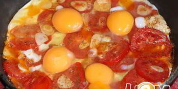 яичница с помидорами и чесноком