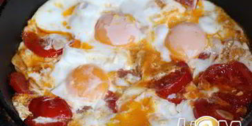 яичница с помидорами и чесноком