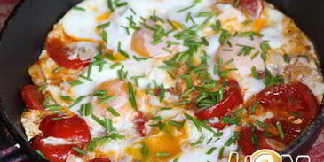 яичница с помидорами и чесноком