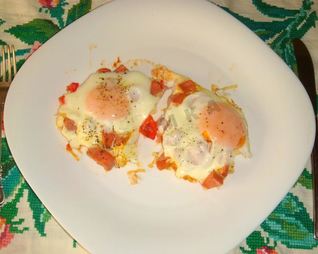 Яичница с помидорами и колбасой