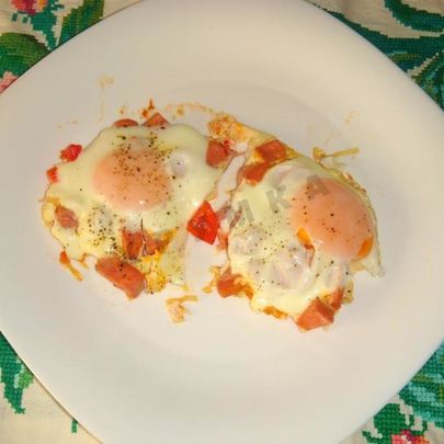 Яичница с помидорами и колбасой