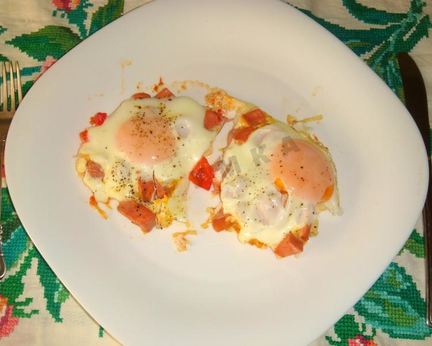 Яичница с помидорами и колбасой