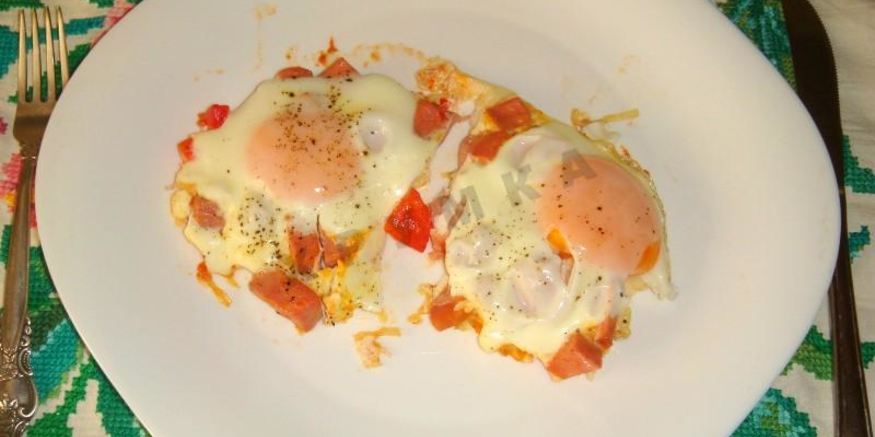 Рецепт яичницы с помидорами и колбасой