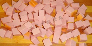 яичница с помидорами и колбасой