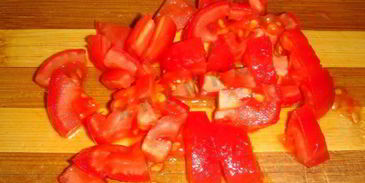 яичница с помидорами и колбасой