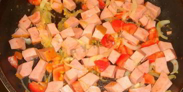 яичница с помидорами и колбасой