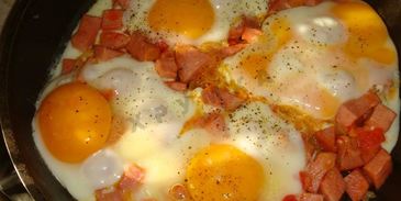 яичница с помидорами и колбасой