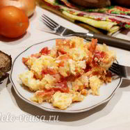 Рецепт Яичницы с помидорами и луком