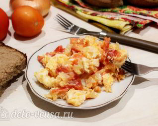Яичница с помидорами и луком