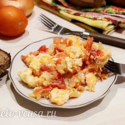 Яичница с помидорами и луком