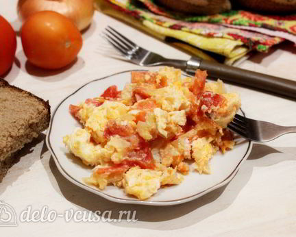 Яичница с помидорами и луком