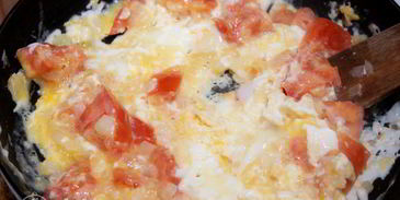 яичница с помидорами и луком