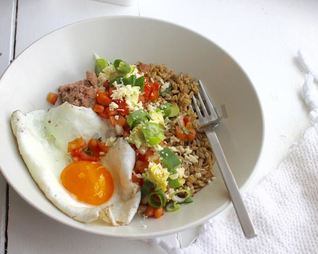 Яичница с пророщенным овсом и овощами