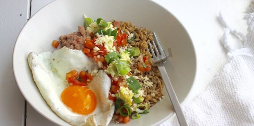 Рецепт яичницы с пророщенным овсом и овощами