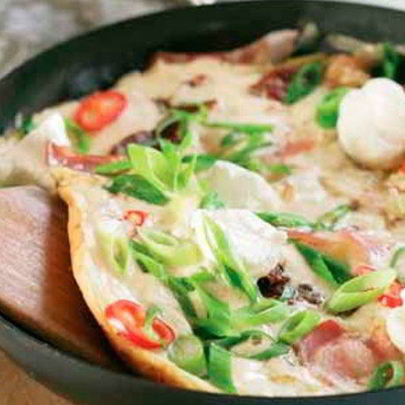 Яичница с шампиньонами, колбасками и сыром