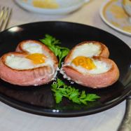 Рецепт Яичницы сердечком с сосиской