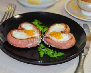 Яичница сердечком с сосиской