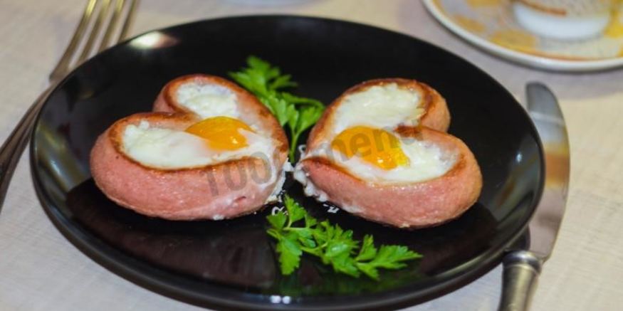 Рецепт яичницы сердечком с сосиской