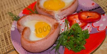 яичница сердечком с сосиской