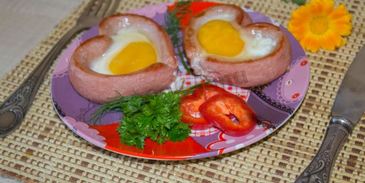 яичница сердечком с сосиской