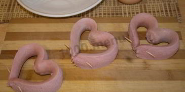 яичница сердечком с сосиской