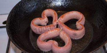 яичница сердечком с сосиской