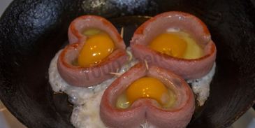 яичница сердечком с сосиской