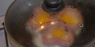 яичница сердечком с сосиской