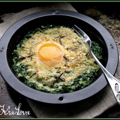 Яичница со шпинатом и розмариновыми сухариками