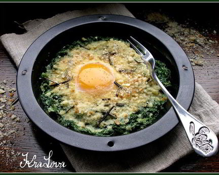 Яичница со шпинатом и розмариновыми сухариками