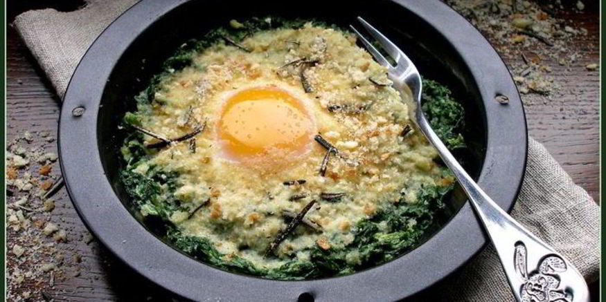 Рецепт яичницы со шпинатом и розмариновыми сухариками