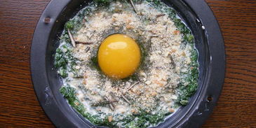 яичница со шпинатом и розмариновыми сухариками