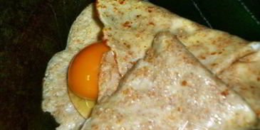 яичница в блинном конвертике