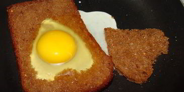 яичница в гренке