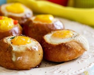 Яичница в хлебном горшочке