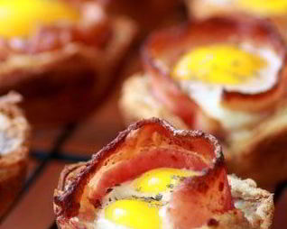 Яичница в корзинке с беконом