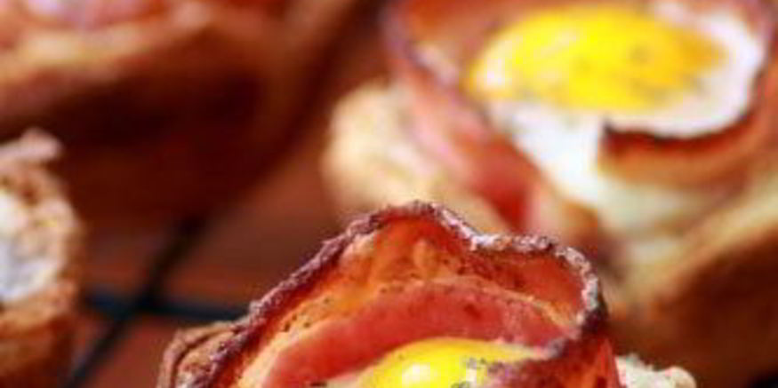 Рецепт яичницы в корзинке с беконом