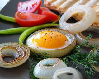 Яичница в луковых кольцах