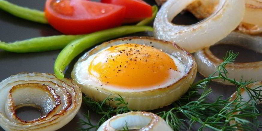 Рецепт яичницы в луковых кольцах